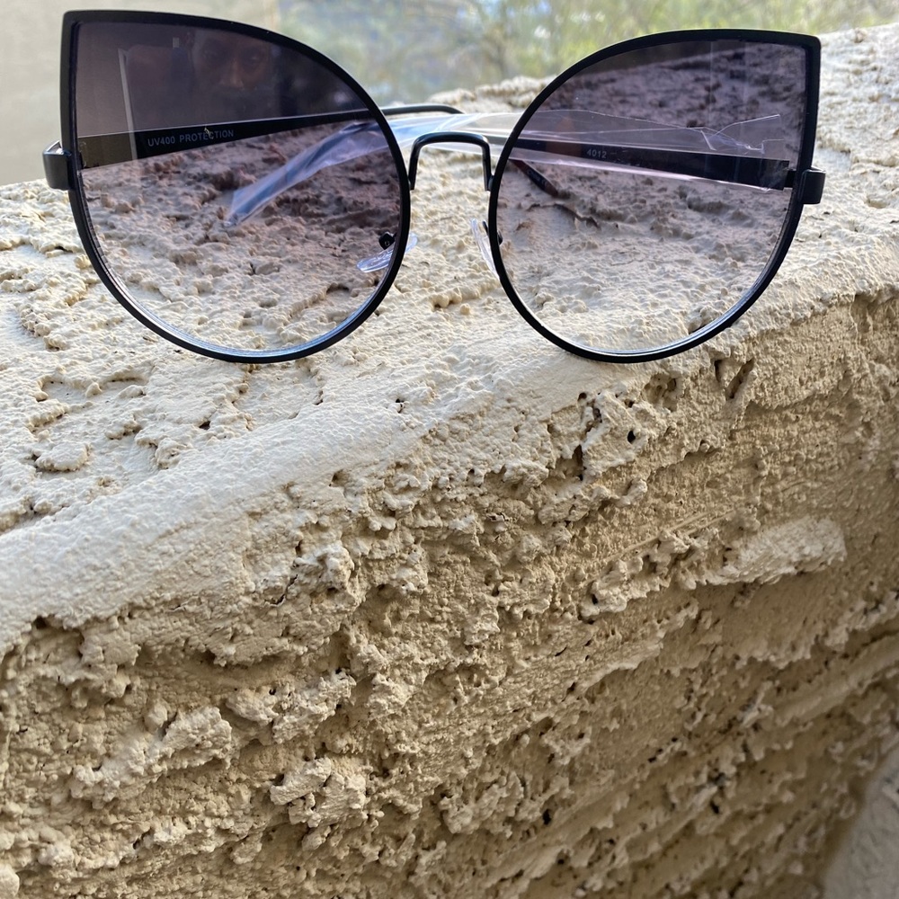 Black cat eye sunglasses NWT
